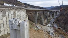 Obras de demolicin del viaducto de la A6 a vista de dron