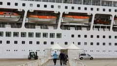 En la imagen, de archivo, un crucero atracado en los muelles ferrolanos. 