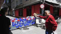 Un hombre muestra el tramo cortado de la calle San Nicol�s