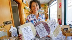 Martina Viitez, con las empanadas congeladas que hace con la receta heredada de su madre, Solita.