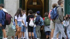 Imagen de archivo de alumnos ante un centro educativo de A Coru�a