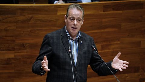 El consejero de Medio Rural, Marcelino Marcos interviene en el pleno de la Junta General