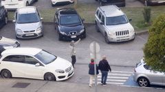 Uno de los hombres que suele pedir dinero en el aparcamiento del hospital