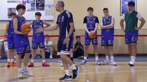 El porri��s Javi Rodr�guez explic� detalles sobre la transici�n, junto a los j�venes deportistas ourensanos