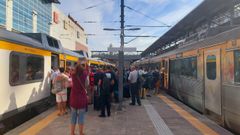Los pasajeros durante el momento del transbordo en Viana do Castelo.