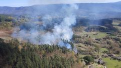 Fotograf�a del incendio difundida a trav�s de la cuenta de Twitter de integrantes de la brigada helitransportada del monte Marroxo (Monforte)