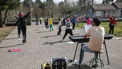 Los ni�os del colegio de Bobor�s cantan la canci�n del covid