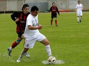 Iv�n Gonz�lez conduce el bal�n en el campo municipal de A Pinguela en su etapa en el Lemos.