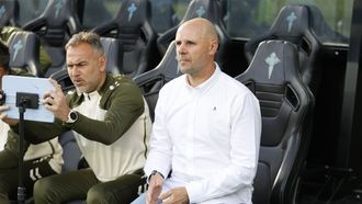 El entrenador del Celta Fortuna, Fredi �lvarez, en Bala�dos con su segundo, David Garc�a Sierra.