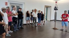 Asistentes a la inauguraci&oacute;n de la muestra, en Camari&ntilde;as.