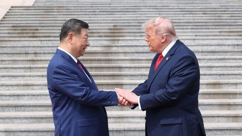 Apreton de manos de Xi y Trump, en la escalinata del Gran Palacio del Pueblo.