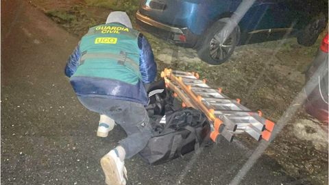 Portaban escalera, taladro o bridas para retirar el alijo del contenedor.