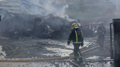 Cenizas tras el voraz incendio en la nave de reciclaje de Acteco en el polígono industrial de Sabón, en Arteixo