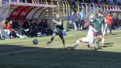 Carlos Vicente en una acci�n de peligro del Racing.