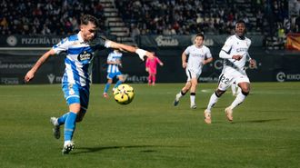 Altimira, antes de golpear el bal�n, en una jugada del Ceuta-Deportivo