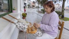 Palilleira, este lunes, en la calle que el Concello de Camari�as dedicar� a las artesanas el 1 de abril, con ocasi�n de la Mostra do Encaixe.