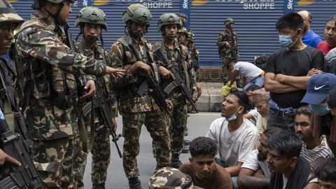 Varios militares interceptan a presos fugados.