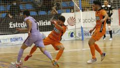 Iago M�guez intenta frenar el avance de Dyego, del Barcelona