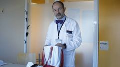 Enrique M�guez, jefe de la Unidad de Enfermedades Infecciosas del Chuac, con los f�rmacos del ensayo cl�nico con el antiviral de Pfizer contra el covid-19