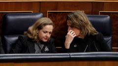 La vicepresidenta tercera del Gobierno y ministra de Asuntos Econ�micos, Nadia Calvi�o (i), conversa con la vicepresidenta cuarta y ministra para Transici�n Ecol�gica y Reto Demogr�fico, Teresa Ribera.