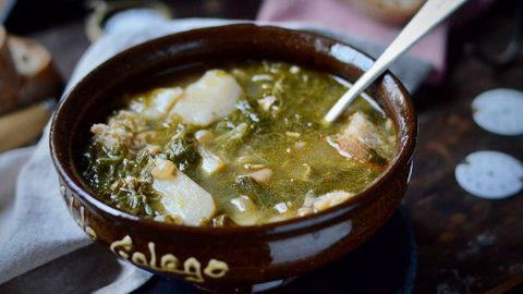 Un taz�n de caldo galego.