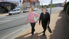 Carmen Uha, de negro, a sus 99 aos pasea todos los das con su amiga Dolores Martnez desde Portonovo a Montalvo