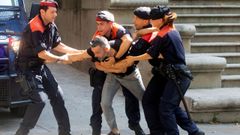  Los Mossos han intervenido para contener a un t�o de la v�ctima de la violaci�n que intentaba abalanzarse sobre los siete acusados