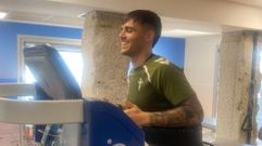 El jugador del Celta Miguel Rom�n, en la cinta antigravitatoria.