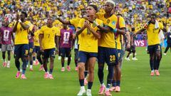 Los jugadores de Ecuador celebrando el pase a los dieciseisavos de final tras remontar a Alemania
