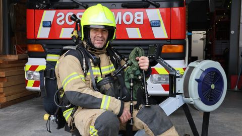 Bernardo Máiz Bar, bombero en Narón, gaiteiro, remero y sociólogo