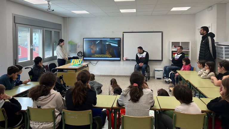 Momento de la charla Enki en el colegio de O Vicedo