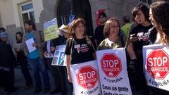 Stop Desahucios en la Delegaci�n del Gobierno entregando alegaciones por el caso Aurelia Rey