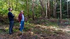 Foto de archivo del alcalde arzuano (derecha) en la finca donde se instal� la antena de telefon�a m�vil<br />�<br />�<br />�<br />