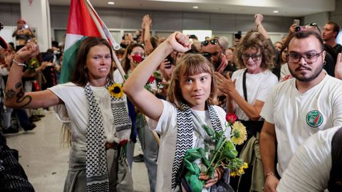 Greta Thunberg, a su llegada al aeropuerto de Atenas tras ser deportada por Israel.
