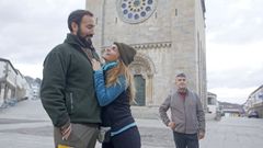 Antonio y Laura, en primer plano, y Mikel, en segundo, ante la iglesia de Portomarn el pasado martes.