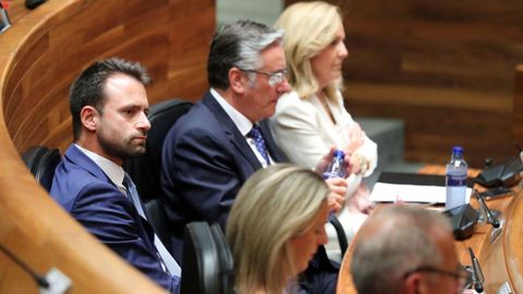 El secretario general del PP de Asturias, Álvaro Queipo (i), durante un pleno institucional celebrado en el parlamento autonómico