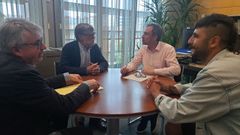 De izquierda a derecha, el director general de Ordenaci�n del Territorio, Ignacio Ruiz Latierro; el alcalde de Illas, Alberto Tirador; el consejero de Ordenaci�n de Territorio, Urbanismo, Vivienda y Derechos Ciudadanos, Ovidio Zapico, y el primer teniente de alcalde de Candamo, Gabriel Men�ndez