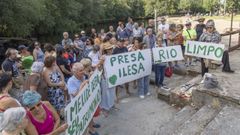 Movilizaci�n en agosto pasado en defensa de la presa del r�o Furelos, en Melide