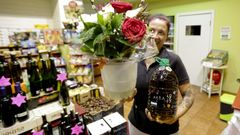 Sandra Castro, con regalos que le enviaron, aceite y flores