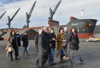 Quintana y Dur�n, con otras autoridades, ayer por la ma�ana, durante la visita al puerto de Brens. 