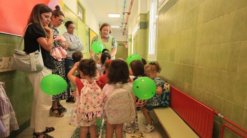 A los más pequeños los recibieron con globos en el CEIP San Roque de Viveiro