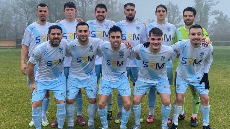 El once inicial del Sporting Zas ante el Mazaricos el pasado domingo.&nbsp;Salah Marghou, tercero por la derecha (arriba), fue sancionado