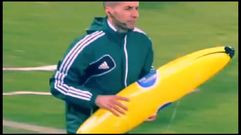 Aficionados del Feyenoord tiran un pl�tano gigante al campo
