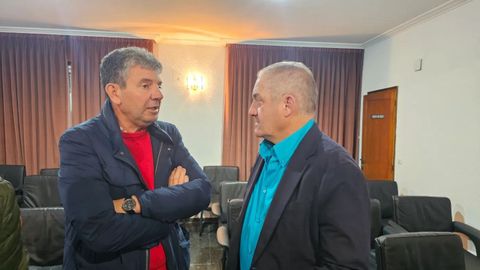 El l�der provincial del PSOE, �lvaro Vila, con el alcalde de Manzaneda, Amable Fern�ndez.