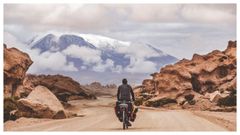 El ilustrador portugu�s Lu�s Sim�es, en su proyecto �World Sketching Tour�, recorriendo en bicicleta Bolivia para dibujar sus paisajes.