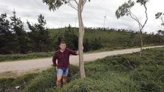 El vecino de Viveiro, junto al �rbol al que se subi� al ver a los lobos
