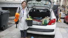 Mar�a del Carmen D�az ense�a algunos de los enseres que debe transportar para la limpieza de las comunidades de vecinos.