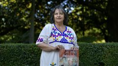 Maribel Longueira (A Coruña, 1951-2025), retratada en agosto do 2024 cando presentou a reedición de «Papagaio» (2006), traballo que acometeu coa poeta Luísa Villalta -non chegou a velo publicado-, quen lle poñía voz a aquelas imaxes.