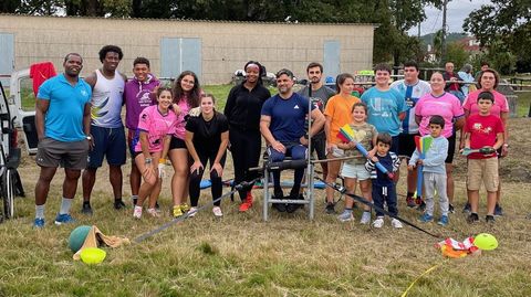 Gustavo Dacal, con los nios que participaron en la exhibicin de atletismo.