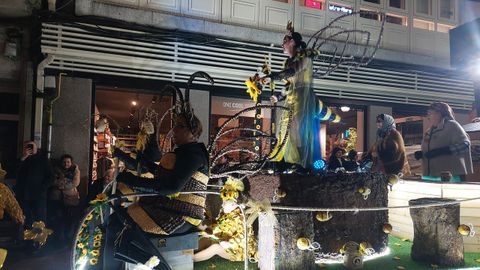 Ritmo y calor para desafiar a la lluvia en el desfile de entroido de O Carballi�o